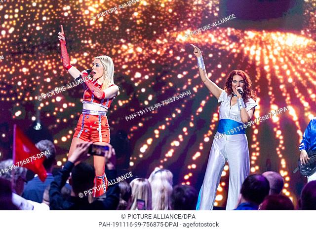 15 November 2019, Baden-Wuerttemberg, Offenburg: The musicians of the band ABBA Gold perform during the recording of the New Year's Eve Show of BR, ORF and SRF