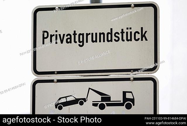 03 November 2023, Saxony, Dresden: A ""Private property"" sign is mounted above a ""Illegally parked vehicles will be towed away for a fee"" traffic sign