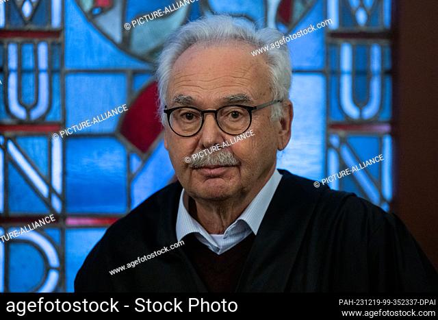 PRODUCTION - 19 December 2023, North Rhine-Westphalia, Dortmund: Thomas Feltes, a joint plaintiff's lawyer, stands in a courtroom at the regional court