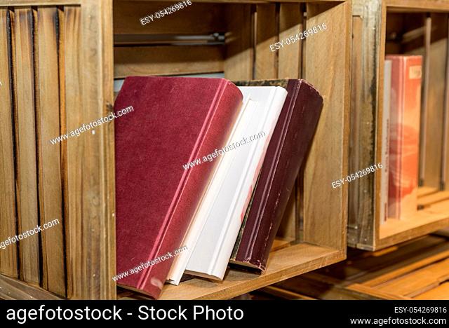rustikales Bücherregal mit natürlichen Holzkisten - Nahaufnahme stilvolles Regal, Upcycling