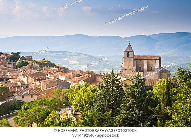 The mountain village of Bonnieux in Provence, France, Europe