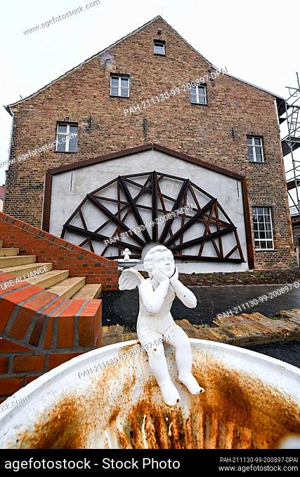 30 November 2021, Brandenburg, Beelitz: An art installation in the form of a water wheel has recently been installed at the water mill in preparation for the...