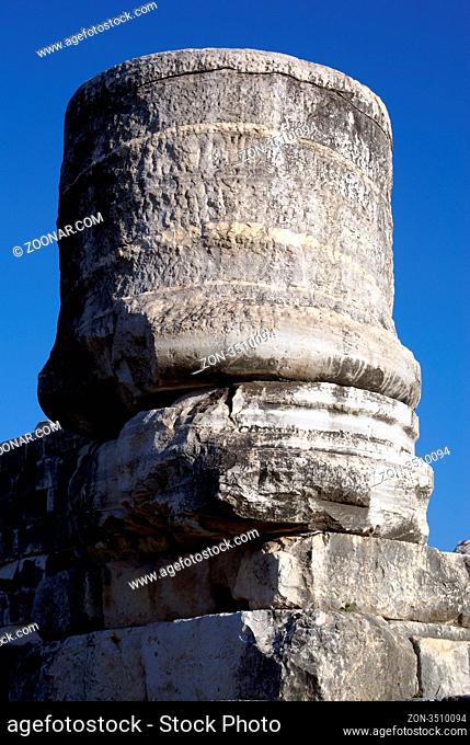 Huge column on ruinsof Apolklo temple in Didim, Turkey