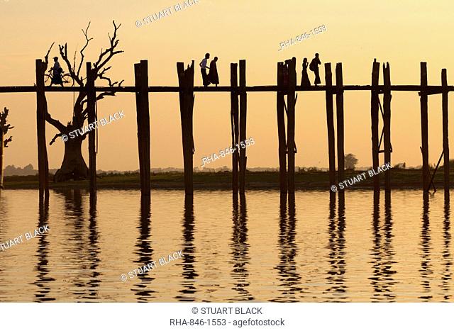 U Bein's Bridge on Taungthaman Lake at sunset, Amarapura, Mandalay, Myanmar (Burma), Asia