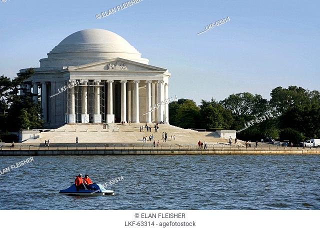 A couple in a Paddleboat infront of the Jefferson Memorial, Washington DC, United States, USA