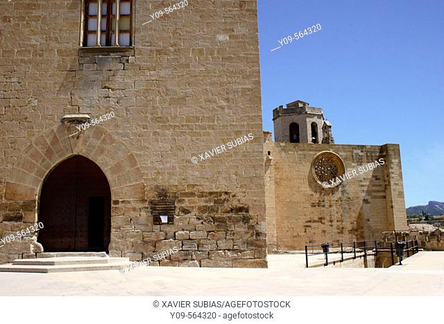 Castle and church in background, Valderrobres. Matarraña, Teruel province, Aragón, Spain
