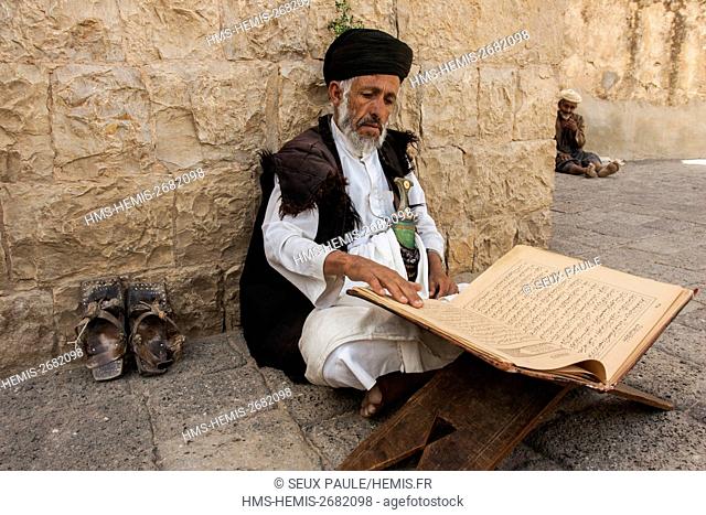 Yemen, Highlands, Hababa, imam reading Coran