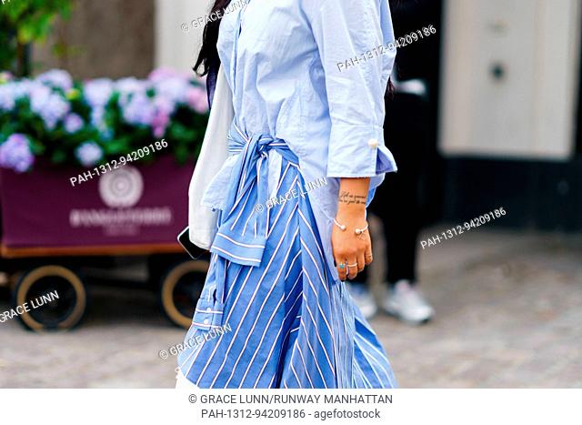 A chic showgoer arriving outside the Designers' Nest runway show during Copenhagen Fashion Week - August 8, 2017 - Photo: Runway Manhattan/Grace Lunn ***For...