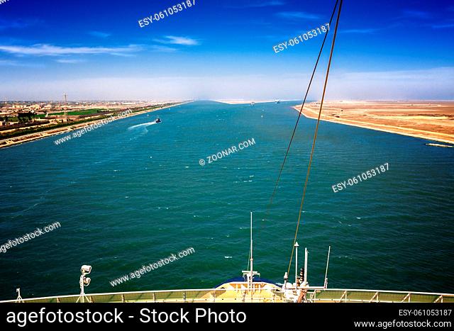Der Suezkanal bei Port Said mit den 2 Ausfahrten ins Mittelmeer, im Vordergrund ein Schiffsbug mit Reling