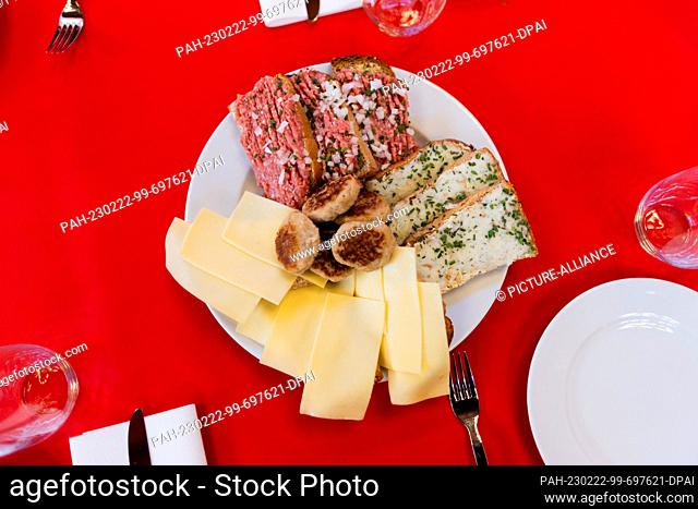 22 February 2023, North Rhine-Westphalia, Schwerte: Schnitten with mince and cheese as well as meatballs are on the tables at the political Ash Wednesday of the...