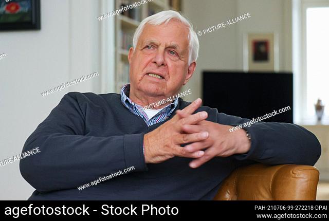 PRODUCTION - 01 July 2021, Hamburg: Journalist Heiner Bremer in his apartment in Hamburg. The law graduate worked for 19 years for the magazine ""Der Stern""...
