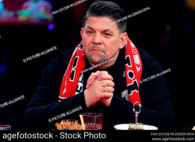 08 December 2023, North Rhine-Westphalia, Hürth: TV chef Timm Mälzer sits in the RTL annual review ""2023! People, images, emotions"" in the studio