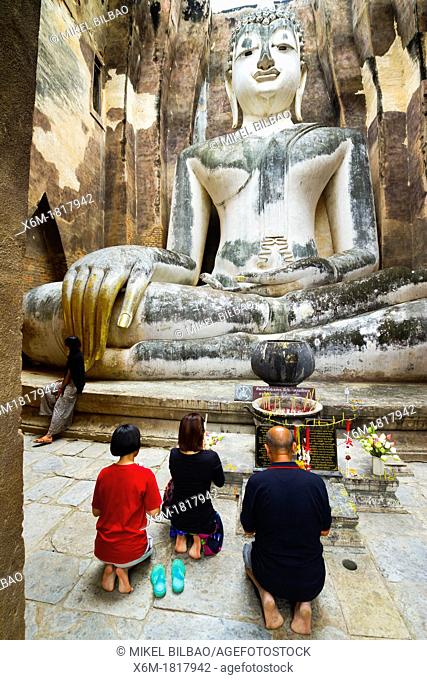 Believers in a Buddha statue  Wat Sri Chum  Sukhothai Historical Park  Thailand
