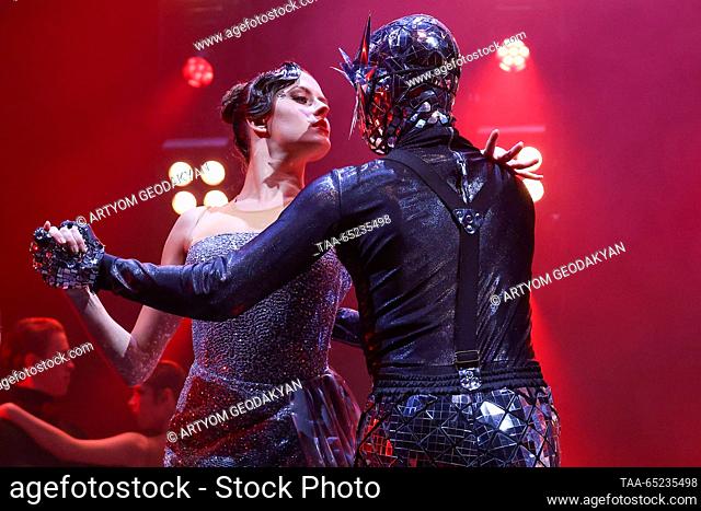 RUSSIA, MOSCOW - 26 de NOVIEMBRE, 2023: Actores Ksenia Utekhina (L) y Alexander Limin como el Hombre Espejo realizan durante una vista previa del espectáculo...