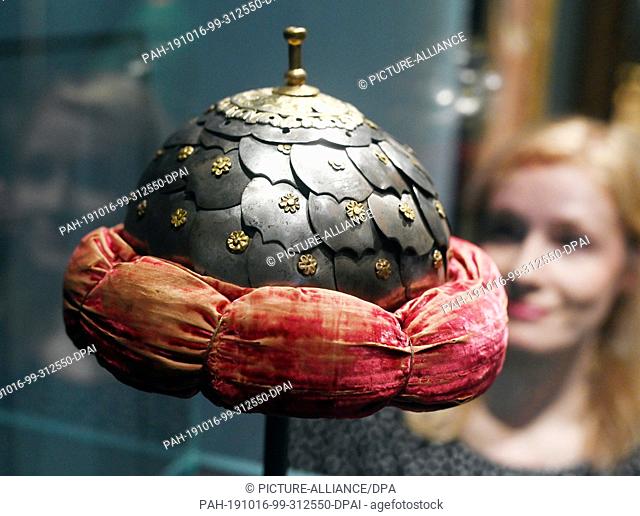 15 October 2019, Baden-Wuerttemberg, Karlsruhe: The Badisches Landesmuseum presents a turban-wound helmet from the end of the 17th century/ beginning of the...