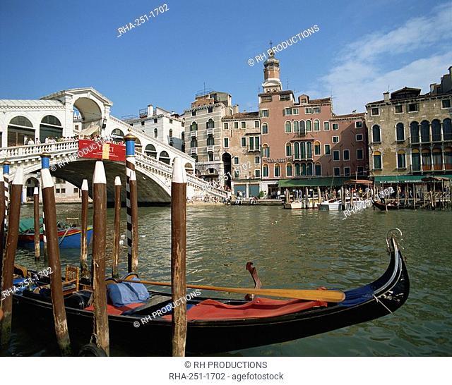 Gondola in front of the Rialto Bridge on the Grand Canal in Venice, UNESCO World Heritage Site, Veneto, Italy, Europe