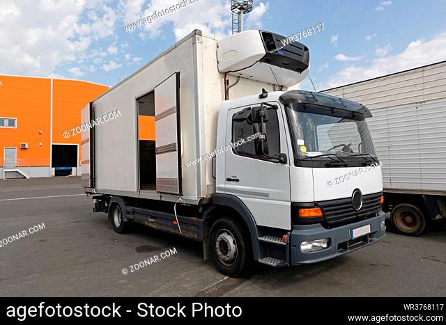 Refrigerated Cargo Transport Truck With Cooling Unit