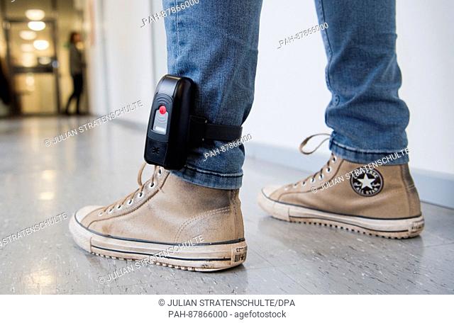 ILLUSTRATION - A man is wearing electronic shackles at the state criminal office in Hanover, Germany, 7 February 2017. For the surveillance of so-called...