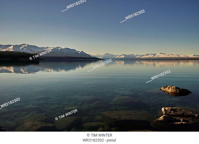 View across Lake Pukaki to Mount Cook (Aoraki) and neighbouring mountains, Mount Cook National Park, UNESCO World Heritage Site, Southern Alps, South Island