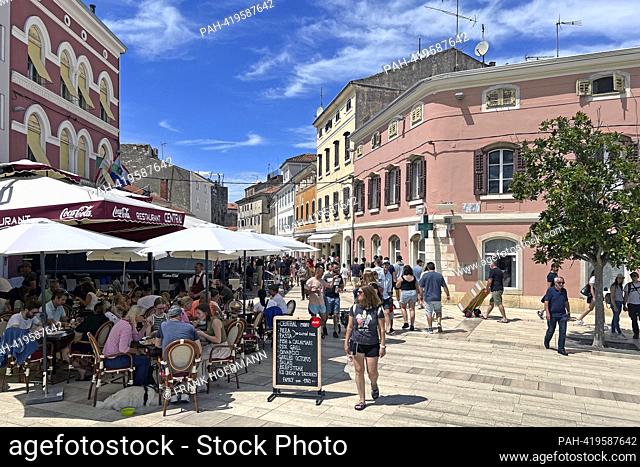 Vacationers and full restaurants in Porec / Istria in Croatia. Pedestrian zone, old town, full, busy, people, ?. - Porec/Istrien/Kroatien