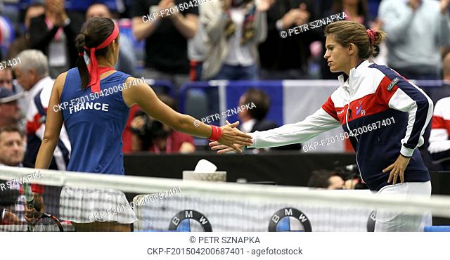 French tennis player Caroline Garcia (left) and captain Amelie Mauresmo during the break in the semifinal Czech Republic vs