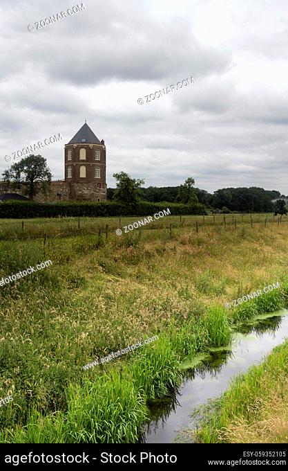 Toren van het Limburgse kasteel Montfort gelegen in de gemeente Roerdalen met op de voorgrond de Vlootbeek