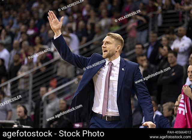 Head coach Tuomas IISALO (BON, mi.), with his hand raised, excitement, tension, calls onto the field. Final score 83:77, Basketball Champions League / Telekom...