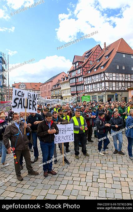 16 September 2022, Saxony-Anhalt, Quedlinburg: Farmers demonstrate in the marketplace of Quedlinburg against the agricultural policy of the Federal Republic and...