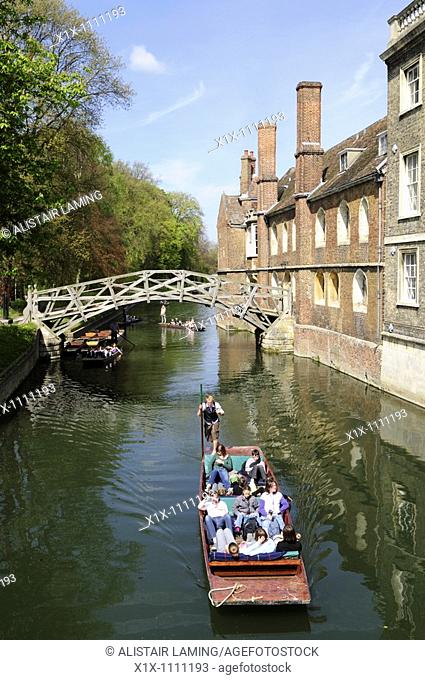 Punting on the River Cam by the Mathematical or Wooden Bridge at Queens College, Cambridge, England, UK