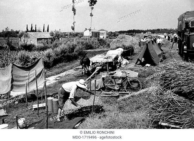 Improvised camps on the roadside during the Polesine flood. Improvised camps on the roadside. The Po river overflowed because of the heavy rains and a...