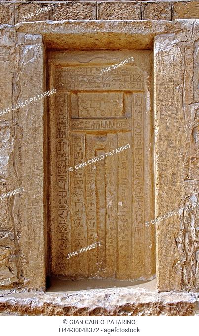 Saqqara, Cairo, Egypt: pyramid of king Unas (2380-2350 b.Chr.) A false door