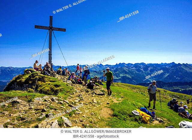 Hikers, Hoher Ifen, 2230m, Allgäu Alps, border to Bavaria, Vorarlberg, Germany, Austria