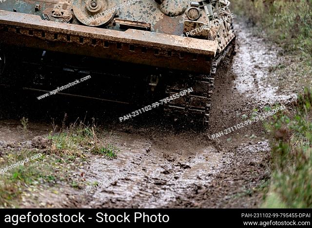 02 November 2023, Brandenburg, Wustermark/Ot Elstal: A Leopard 1 tank drives through a puddle in the Sielmanns Naturlandschaft Döberitzer Heide