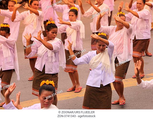 Eine traditionelle Tanz Gruppe zeigt sich an der Festparade beim Bun Bang Fai oder Rocket Festival in Yasothon im Isan im Nordosten von Thailand