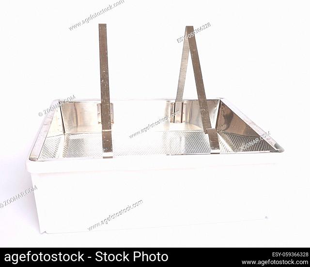 Entdeckelungsgeschirr Edelstahl auf weiss - Plastic uncapping tub and sieve on white