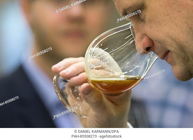 Ein Mann riecht am 08.11.2016 während der Fachmesse der Getränkewirtschaft BrauBeviale in Nürnberg (Bayern) an einem Glas ""Craft Beer""