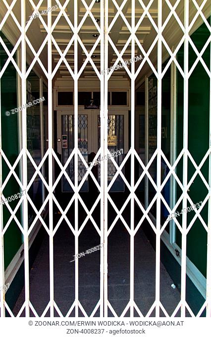 Ein Geschäft ist durch ein scheren Gitter verschlossen. Symbolfoto für Ladenöffnungszeiten