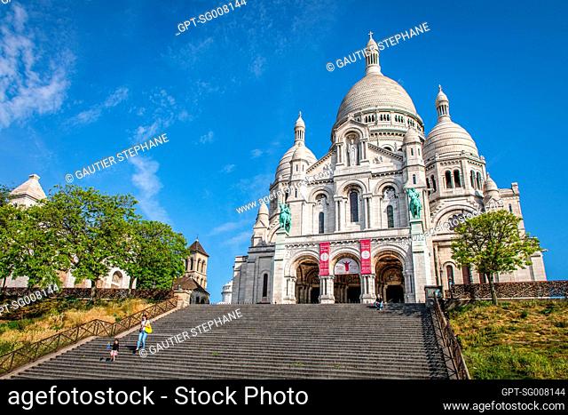 DESERTED STAIRWAY IN FRONT OF THE SACRE COEUR BASILICA DURING THE COVID-19 PANDEMIC LOCKDOWN, BUTTE MONTMARTRE, 18TH ARRONDISSEMENT, PARIS, ILE DE FRANCE