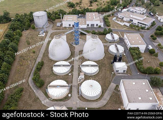 14 July 2022, Saxony-Anhalt, Halle: View of the Halle-Nord wastewater treatment plant operated by Hallesche Wasser und Stadtwirtschaft (HWS) with its...