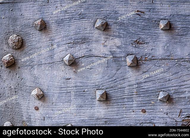 Detail einer alten Holztür mit vielen Holznägeln