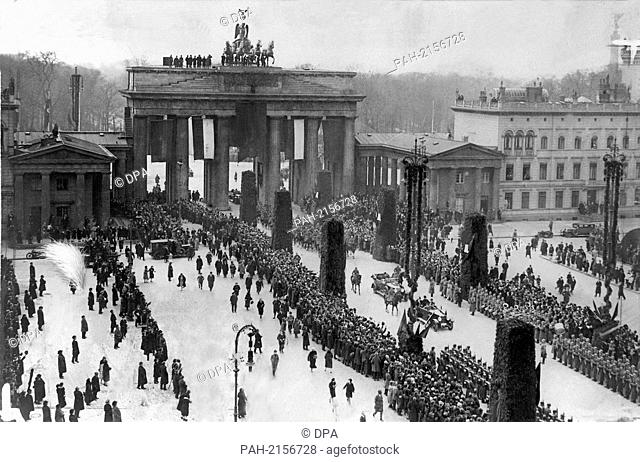 Afghan King Aman Ullah (l) and President of the Reich Paul von Hindenburg (m) in an open car through masses of people through Brandenburg Gate