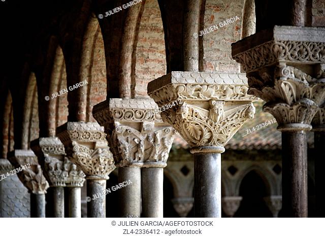 Pillars of the cloister. France, Tarn et Garonne, Moissac, a stop on el Camino de Santiago, Saint-Pierre Benedictine Abbey of the 11th-17th century listed as...