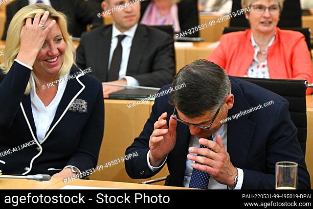 31 May 2022, Hessen, Wiesbaden: Boris Rhein (CDU), former president of the state parliament, reacts next to Ines Claus (CDU), parliamentary group leader