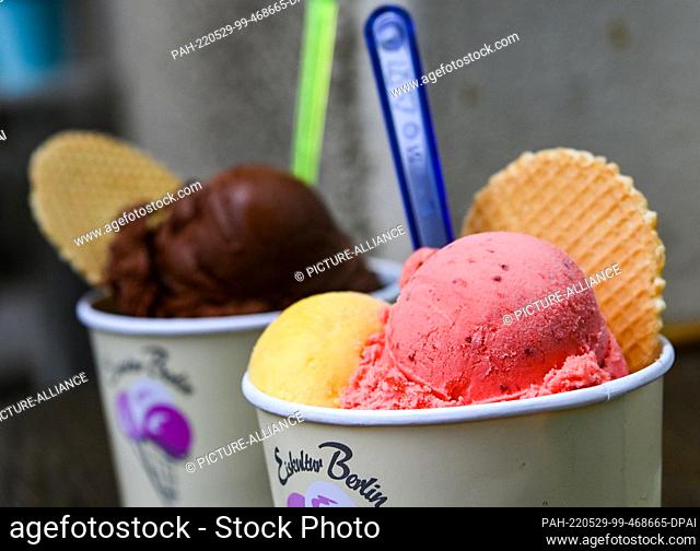 PRODUCTION - 24 May 2022, Berlin: Sundaes with scoops of different types of ice cream stand on a table at the ""Eiskultur"" ice cream parlor in Schöneweide