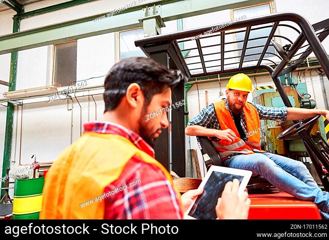 Staplerfahrer und Lagerarbeiter mit Tablet Computer in der Spedition oder Metallfabrik