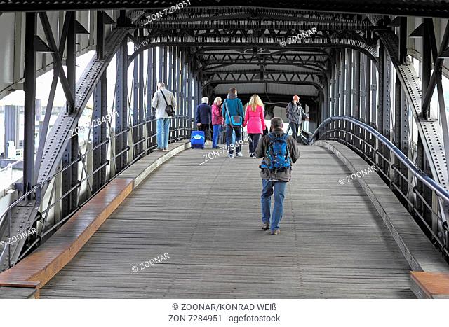 Die Überseebrücke ist eine überdachte Fußgängerbrücke im Hamburger Hafen, die zu einem Ponton im Hamburger Niederhafen führt