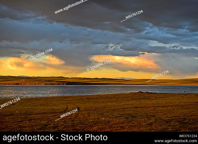 Sonnenuntergang am Ogii Nuur See, Mongolei / Sunset at Lake Ogii Nuur, Mongolia