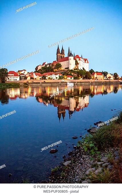 Germany, Meissen, view to Albrechtsburg castle with Elbe River in the foreground