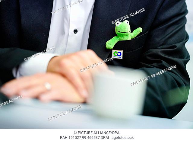 27 October 2019, Baden-Wuerttemberg, Mannheim: Reinhard Schneider, owner of the company Werner & Mertz from Mainz, wears a green frog in his breast pocket at...