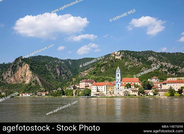 View over the Danube to the village and ruins of Dürnstein, on the left the Nasenwand, Wachau, UNESCO World Heritage Site, Lower Austria, Austria, Europe